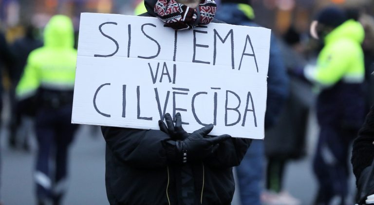 Опрос жителей Латвии: ограничения слишком строгие, правительству доверия нет