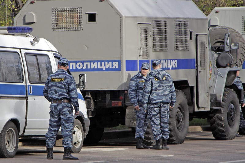 Российские автозаки пообещали расширить и оборудовать туалетами