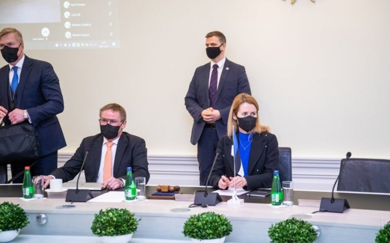Закрытые торговые центры, еда навынос, «удаленка»: Эстония ужесточает ограничения
