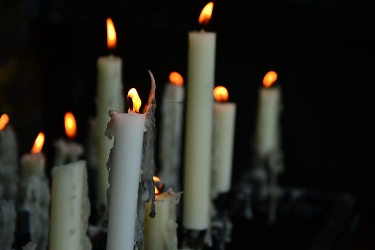 В годовщину объявления ЧС в Латвии почтут память умерших от COVID