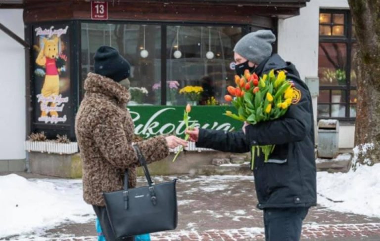 В Елгаве 8 марта добровольные пожарные дарили на улице женщинам цветы