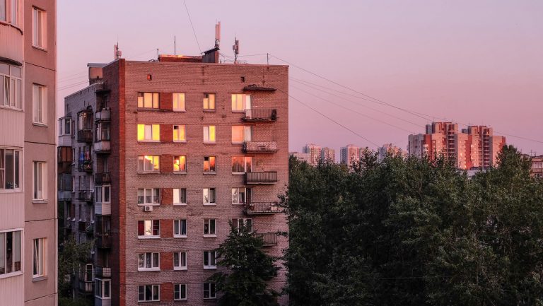 Эксперты рассказали, нужно ли платить за задекларированных, но не проживающих в квартире людей