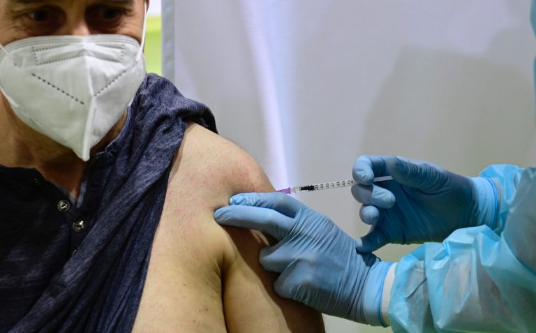 В Латвии приостановлено использование одной серии вакцины AstraZeneca