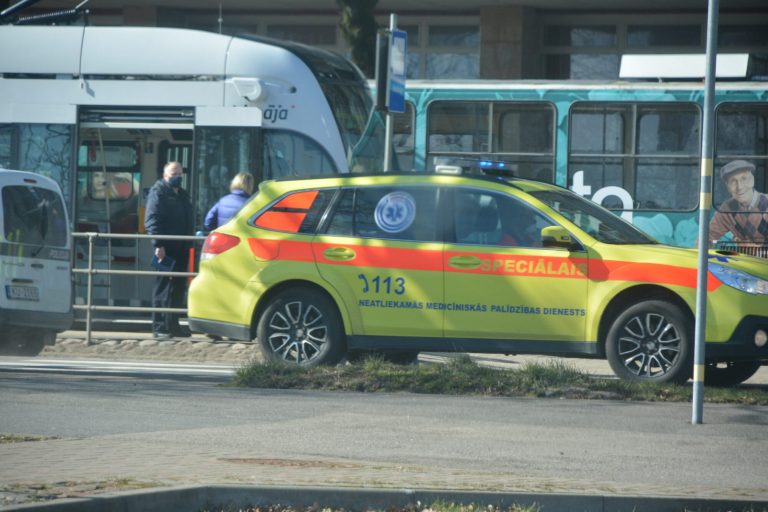 «Убийца просто ушел»: в Лиепае пассажир с ножом напал на водителя трамвая