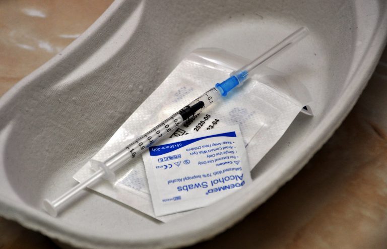 Центры вакцинации: людей сложно записать на вакцинацию, половина отказывается
