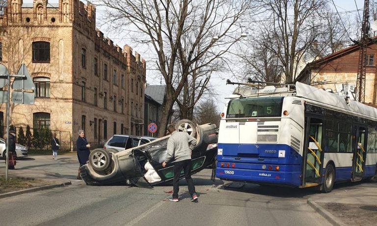 В результате аварии в Риге перевернулась машина