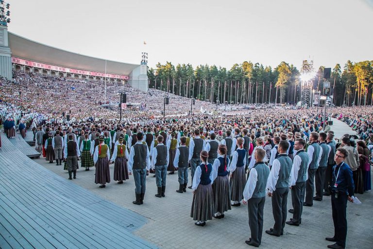 Экс-министр здравоохранения: думать сейчас о Празднике песни — это политический дальтонизм