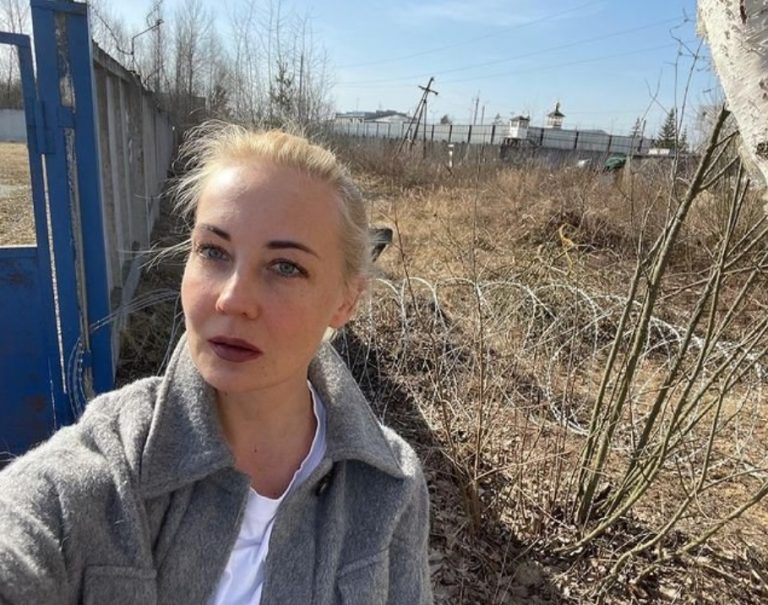 «Никогда не видела, чтобы так кожа обтягивала череп»: жена Навального рассказала о его состоянии