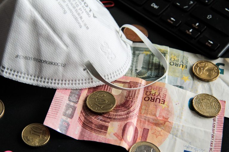 Прививка до €26, а тест — €32. Вакцины обходятся государству дешевле, чем тесты на COVID