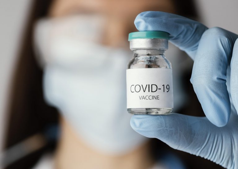 В Латвии за сутки выявлено 733 случая COVID, умерли 17 человек