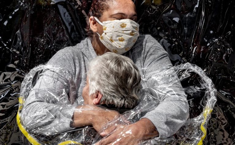 Фотография года: гран-при World Press Photo взял снимок «Первое объятие»