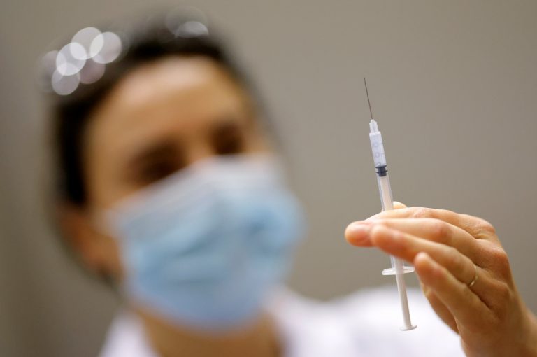 Латвия получит дополнительно 210 тысяч доз вакцин Pfizer