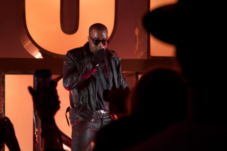 Пару кроссовок Yeezy, лишь раз надетых Канье Уэстом, продадут с аукциона