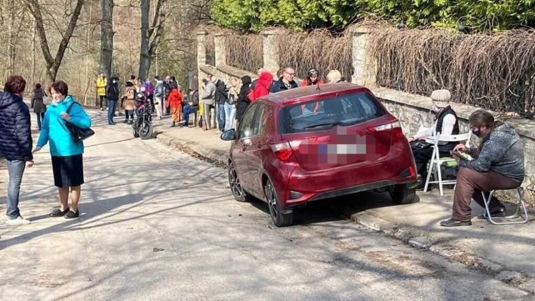 Цесис: мужчина 7,5 часов простоял в очереди, чтобы получить вакцину