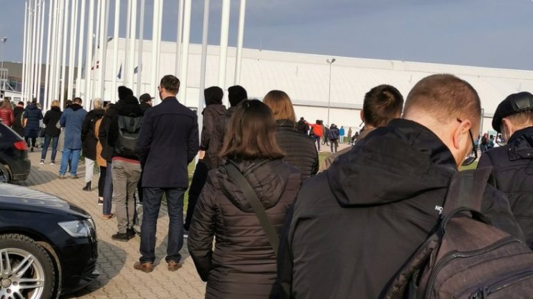 Центры вакцинации продолжают работу. Люди выстроились в «живую» очередь (ФОТО)