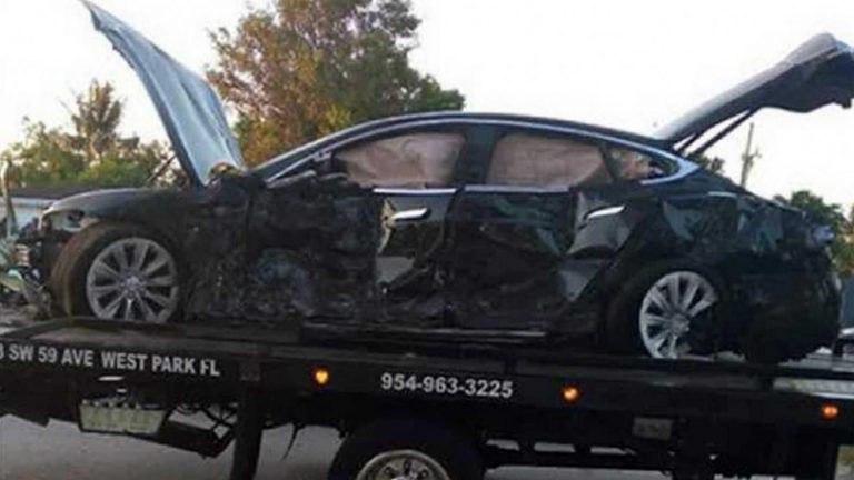 Водитель Tesla врезался в дом на скорости 160 км/ч и остался жив (ВИДЕО)