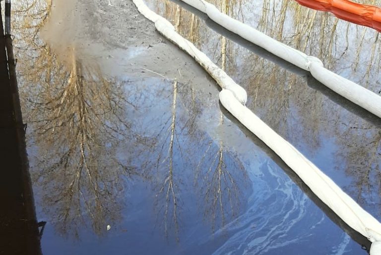 В реке Иецава обнаружено нефтяное загрязнение на полкилометра