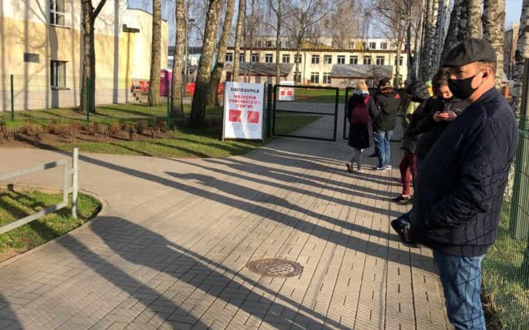 В Даугавпилсе в очереди на вакцинацию стоит около 100 человек