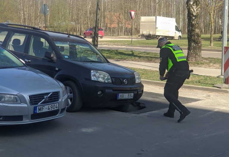 В Риге машина провалилась в яму. На том же самом месте, где это произошло летом