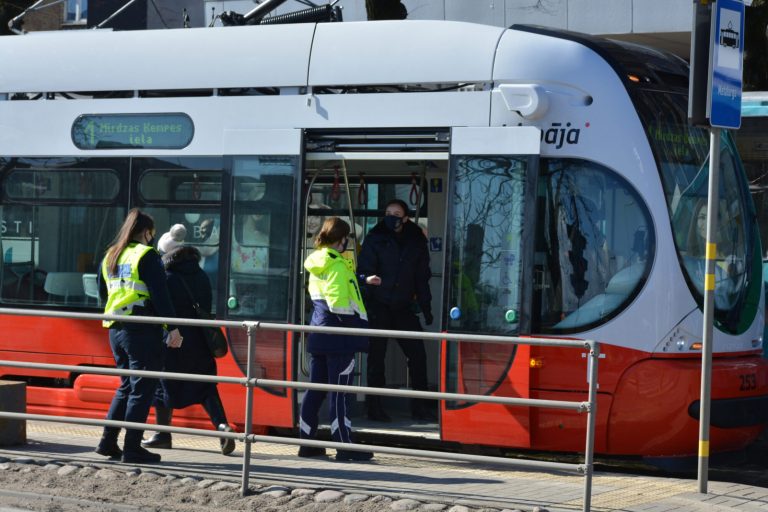 Зарезавший водителя в Лиепае, возможно, работал в полиции. Суд сегодня выберет меру пресечения
