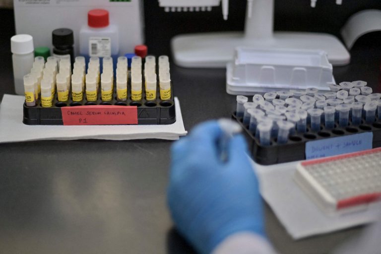 В Латвии найдено пять случаев южноафриканского COVID, вакцины против него недостаточно эффективны