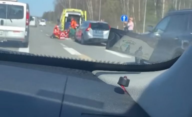 Очевидцы: на пешеходном переходе дороги Рига-Саласпилс сбит ребенок (ВИДЕО)