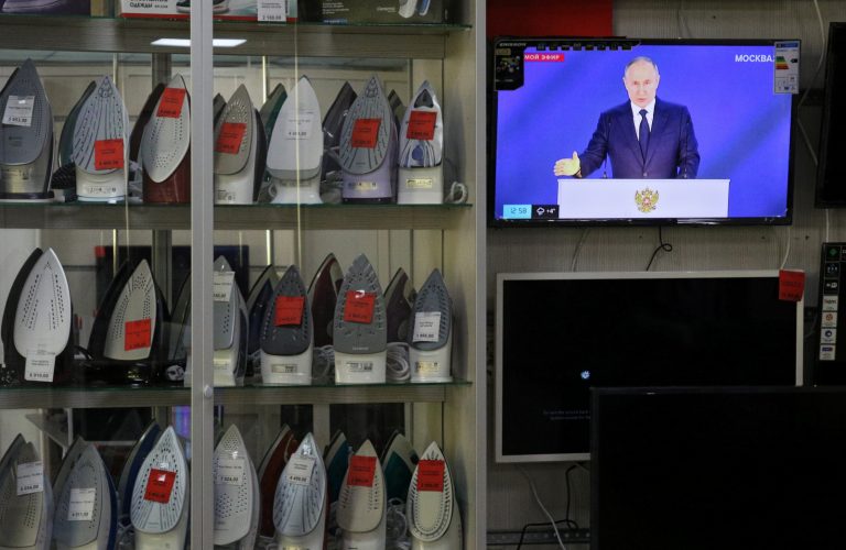 КОРОТКО О ГЛАВНОМ-2: Нацблок гордится Витенбергсом, Путин о жестком ответе, акции за Навального, в США привился — получи косяк