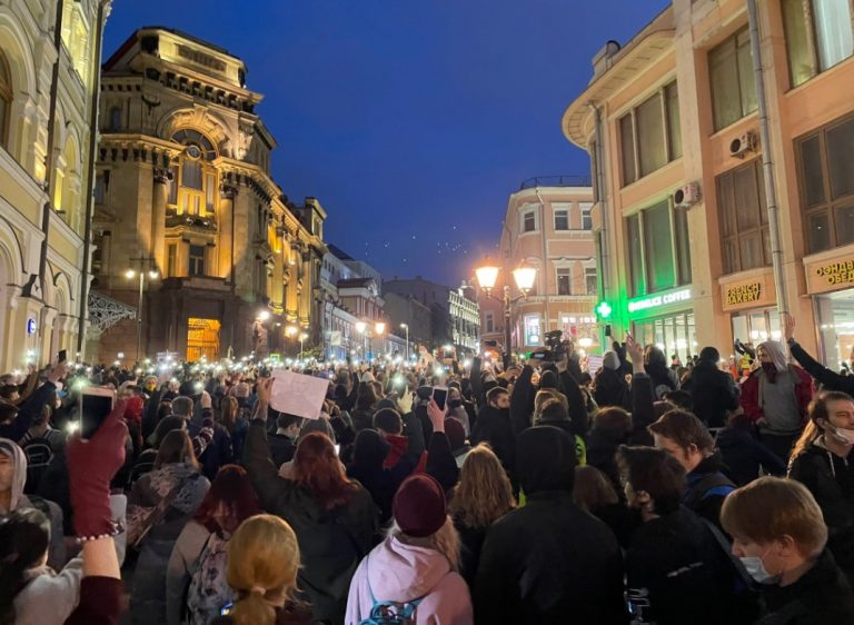 На несанкционированную акцию в Москве вышли несколько тысяч человек (ФОТО и ВИДЕО)