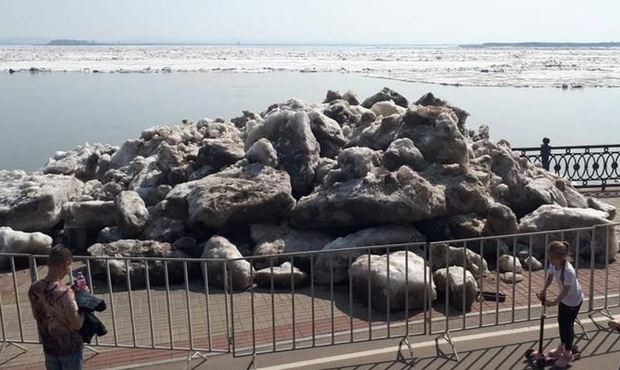 ВИДЕО: в Хабаровске лед «взбесился» и проломил набережную