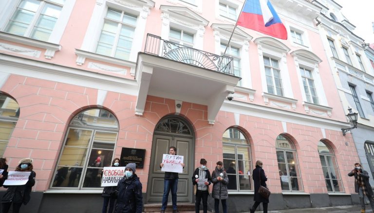 Эстония и Литва также высылают российских дипломатов. На сборы дано семь дней