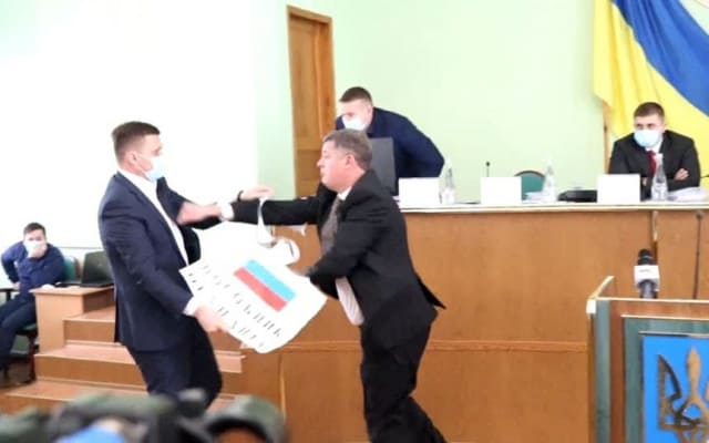 Украинские депутаты подрались из-за российского флага
