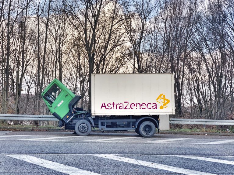 Еврокомиссия подала в суд на производителей AstraZeneca за срывы поставок вакцин