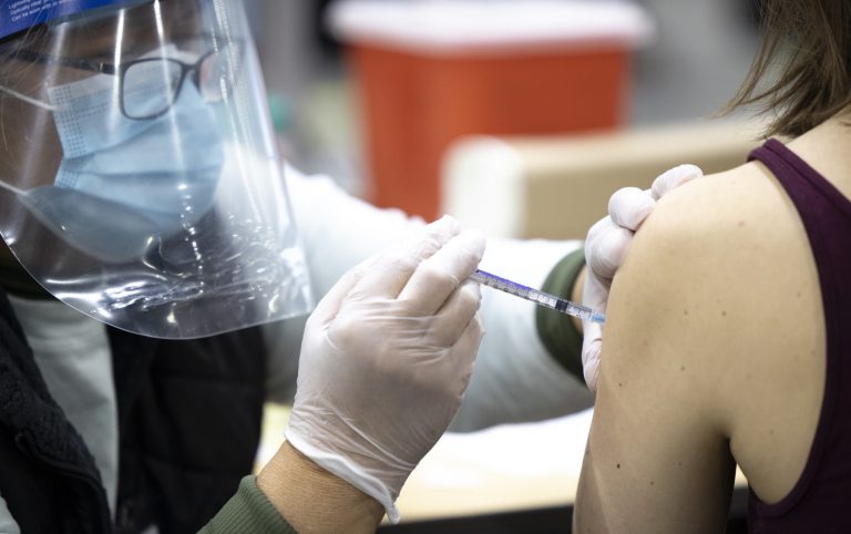 Более 5 млн американцев получили первую дозу COVID-вакцины, но отказались от второй