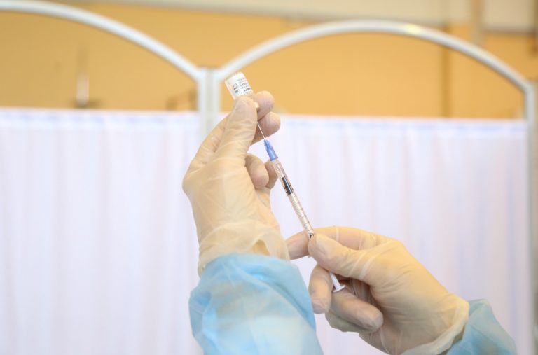 Все входящие в приоритетные группы смогут записаться на вакцинацию по телефону 8989