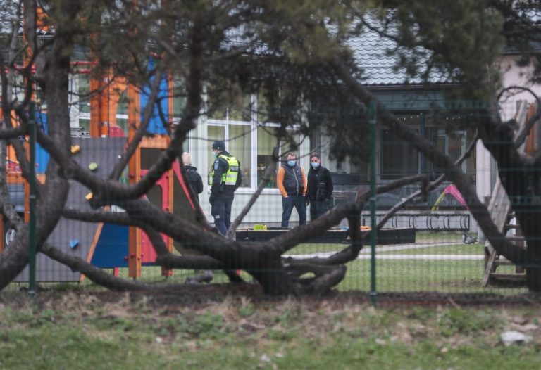 В Эстонии в детском саду малыша засыпало песком. Ребенок — в тяжелом состоянии