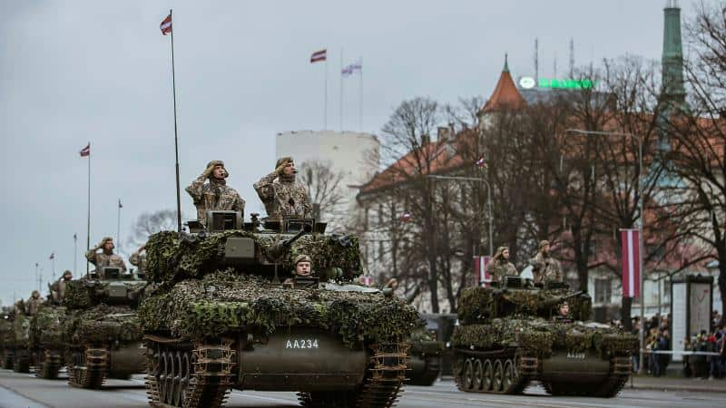 Министр обороны просит разрешить прогон военной техники через Даугавпилс