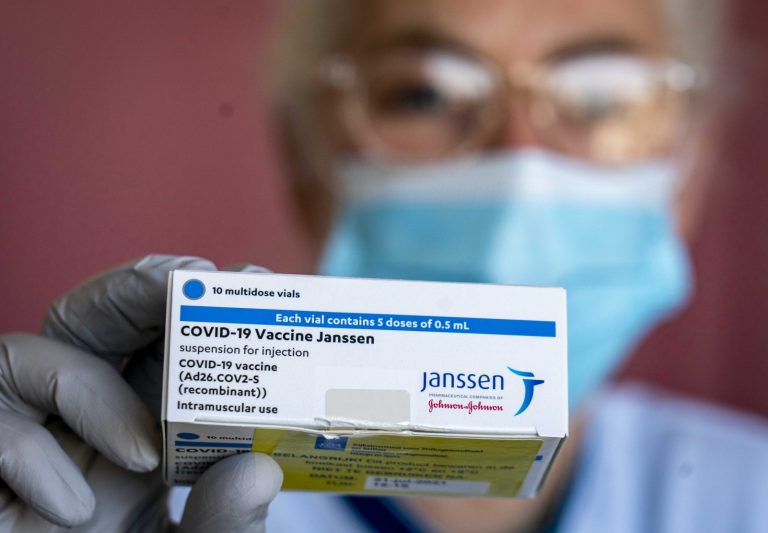 В Латвии впервые использовали вакцину Johnson & Johnson, за сутки привито 5773 человека
