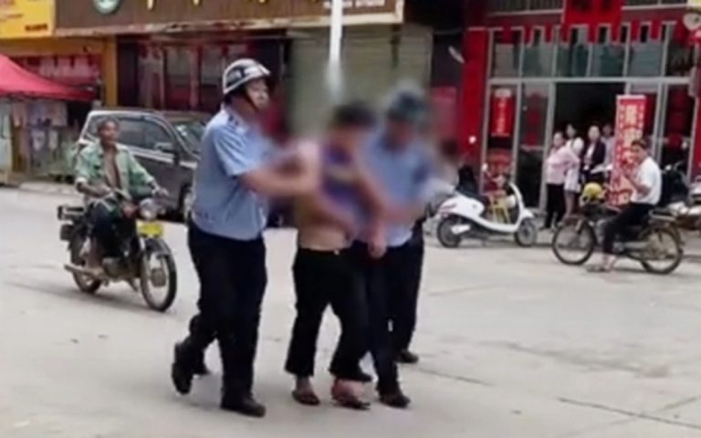 В Китае неизвестный напал на детский сад с ножом: пострадали 18 человек, двое детей тяжелоранены
