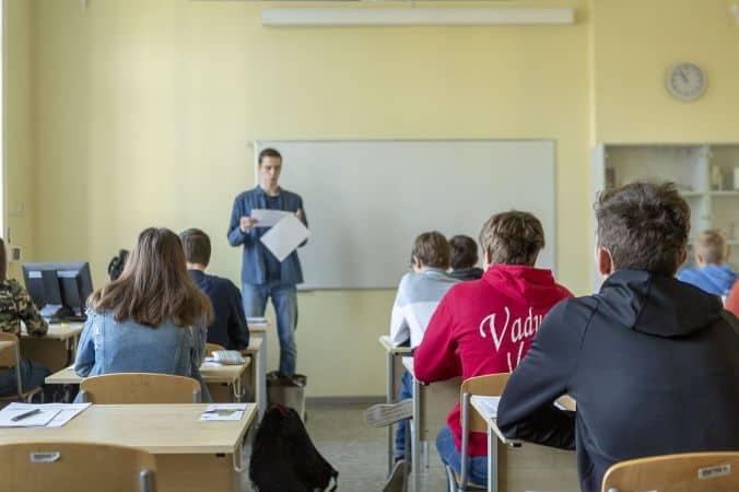Экзамены в 12-х классах пройдут очно, количество учеников ограничиваться не будет