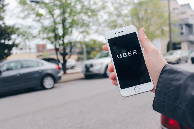 Таксисты Uber отказывались везти слепую американку, та отсудила 1,1 млн долларов