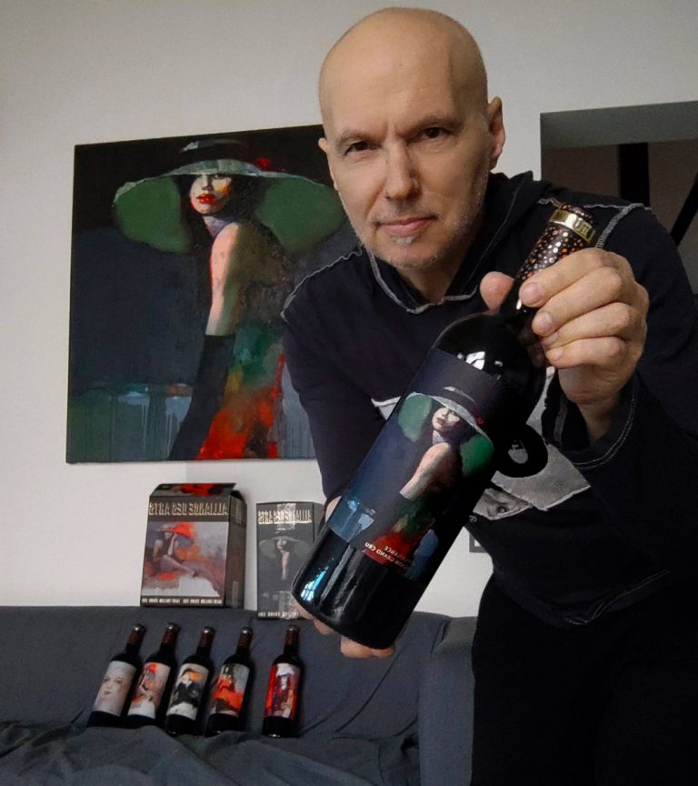 Картины латвийского художника украсили бутылки известного винного региона