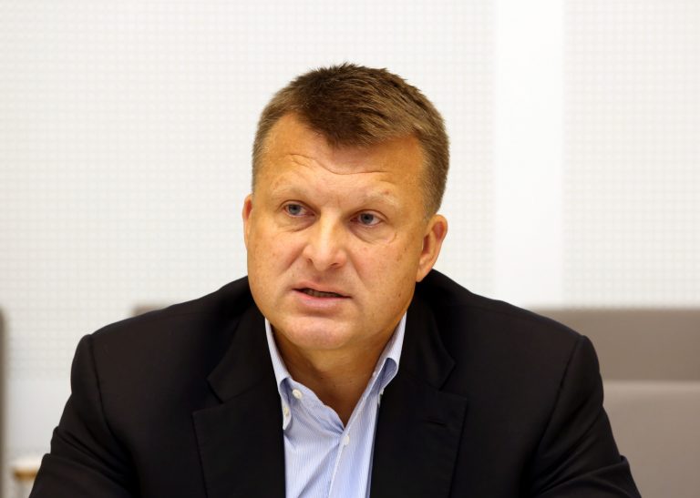 Шлесерс: Латвией правят чиновники, а правительство ни за что не отвечает
