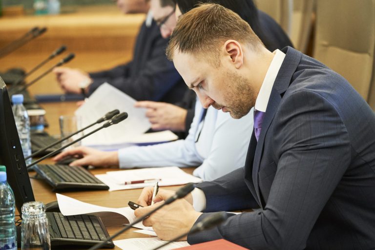 Министр Гиргенс: алкоголь способствует нарушению COVID-ограничений