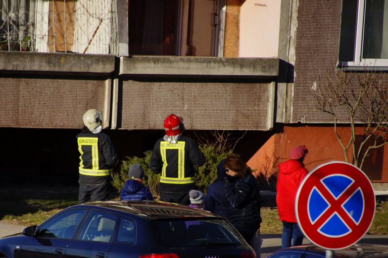 Пара рижан готовила шашлыки на балконе, их остановили пожарные