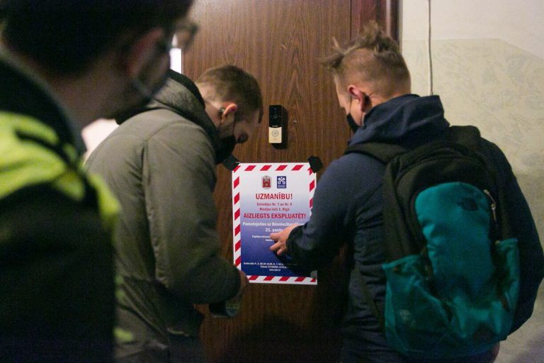 В хостелах Риги обнаружены нарушения: блокировка выходов и неисправность сигнализаций