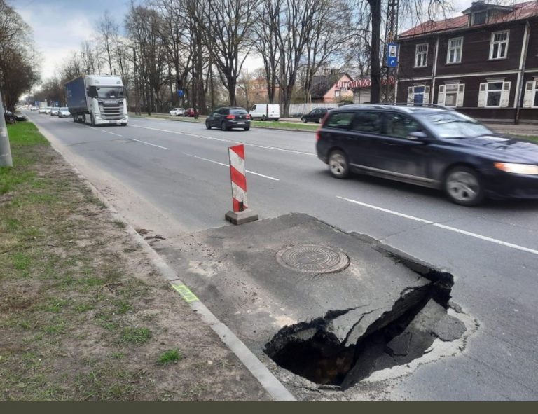 ФОТО: в Риге асфальт провалился на дороге, где недавно был проведен ремонт