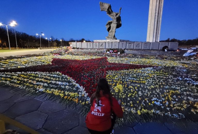 Волонтеры организации 9maijs.lv минувшей ночью украсили площадь у памятника Освободителям Риги цветами (ФОТО)