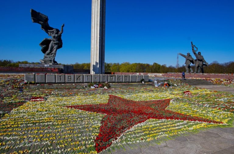 КОРОТКО О ГЛАВНОМ-1: ковер из цветов у памятника Освободителям, Латвию готовят к локдауну, пришло долгожданное тепло