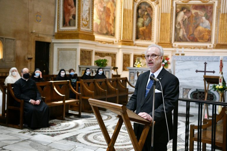 Президент Латвии сегодня встретится с папой римским