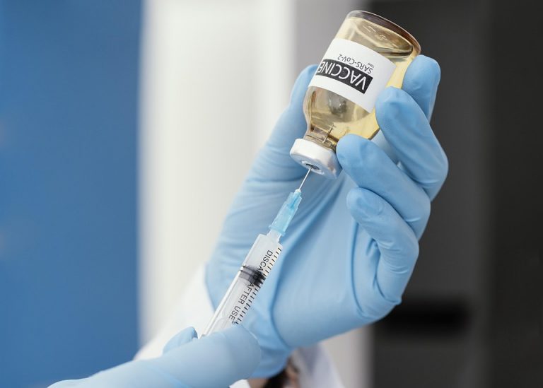 Обе дозы COVID-вакцины получило более 4% жителей Латвии